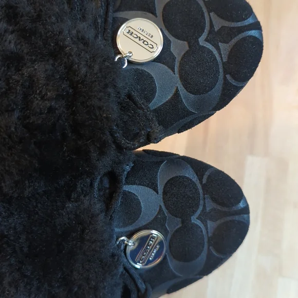 Coach Designer Carra Black Faux Fur Slip-On Slipper Shoes W/ Logo Charm Luxe - Picture 6 of 8